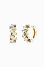 Cercei din argint 925 placați aur galben Manissi Irregular Zirconia Gold, zirconie baguette, vedere laterală cu închizătoare huggie