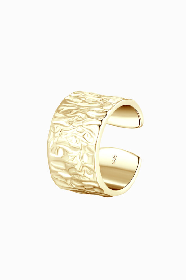 Ear cuff argint 925 placat aur galben rigid Manissi Bold Foil Gold cu textură folie organică, lat 7mm, diametru interior 11mm, fără perforare