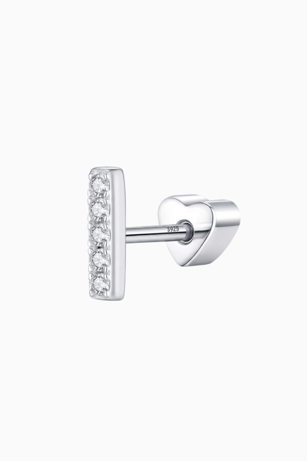 Cercel piercing din argint 925 Manissi Diamond Bar cu bară verticală de 7mm ornată cu moissanite pavé de 1.2mm și închidere șurub inimă