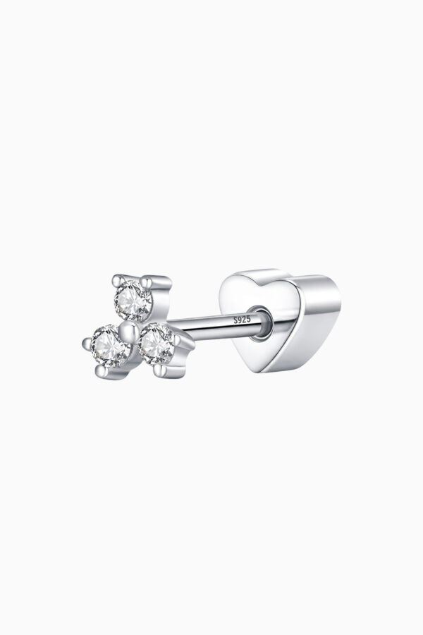 Cercel piercing din argint 925 Manissi Diamond Icon cu 3 pietre moissanite rotunde de 1.5mm dispuse în trio și închidere șurub inimă