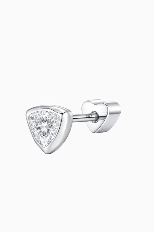 Cercel piercing din argint 925 Manissi Diamond Triangle cu moissanite trillion 4mm 0.3ct în montură bezel și închidere șurub inimă