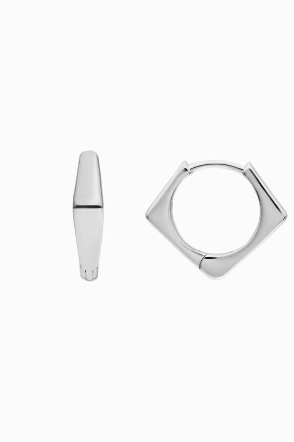 Cercei huggie argint 925 Manissi Bold Rhombus Silver, design romb geometric cu colțuri ascuțite, vedere laterală