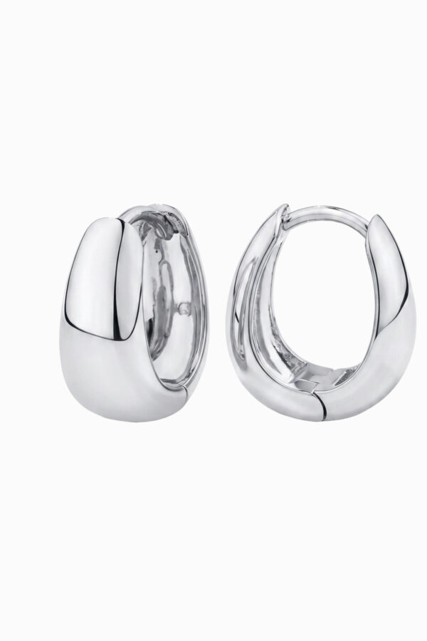 Cercei huggie argint 925 Manissi Big Bold Oval Silver, profil chunky 6.5mm, vedere laterală cu închizătoare huggie