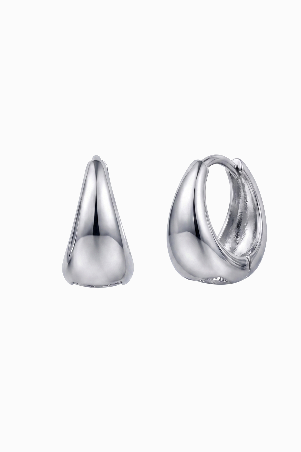 Cercei-din-argint-manissi-bold-cone-silver-1200x1800 Cercei huggie argint 925 Manissi Bold Cone Silver, design conic, vedere laterală cu închizătoare huggie