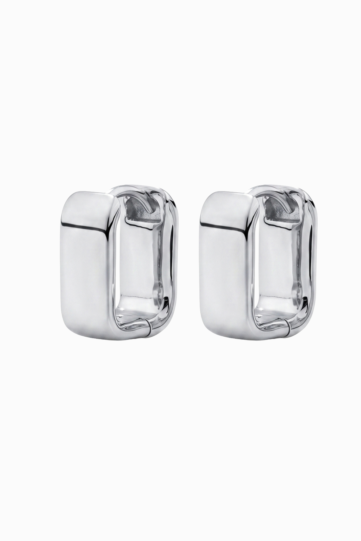 Cercei-din-argint-manissi-rectangle-small-bold-silver-1200x1800 Cercei huggie argint 925 Manissi Rectangle Small Bold Silver cu formă dreptunghiulară chunky, grosime 5mm, vedere față